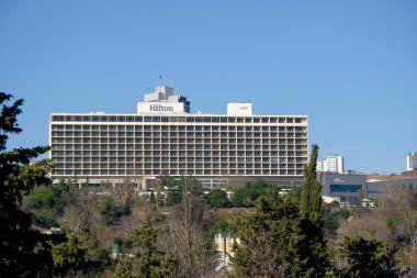 İstanbul, Türkiye - 09.01.2023: Sisli 'nin Elmadag kentinde yer alan beş yıldızlı bir otel olan Hilton İstanbul Boğazı' nın dış çekimi. Boğaz 'dan çekim.