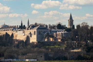 Boğaz 'dan Topkapı Sarayı silueti. Clody gökyüzü. gün veya gün batımı.