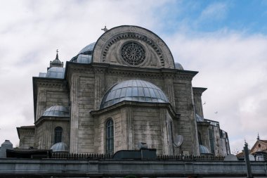 İstanbul, Türkiye 'deki beyaz kilisesinin farklı görüşleri var. Hagia Triada bir Yunan kilisesidir..