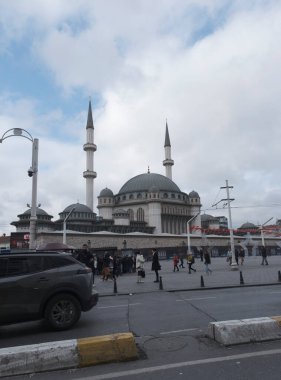 İstanbul, Türkiye - 09.01.2023: Taksim Meydanı 'ndaki yeni inşa edilen caminin manzarası.