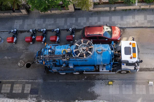 下水道掃除真空トラックのトップビュー 選択的フォーカスビークル 路上で — ストック写真
