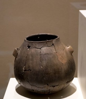 Bronz Çağı 'ndan kalma antik çömlekçilik. Esrar Terrosu, M.Ö. 2500-2250 arası. Alacahoyuk. Seçici odaklı tencere. Taneli fotoğraf.