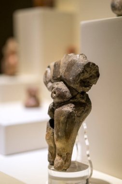 15.11.2022 Ankara Türkiye - MÖ 6. yüzyıl kadın figürlü Terra cotta pot. Seçici Odaklama Nesnesi.