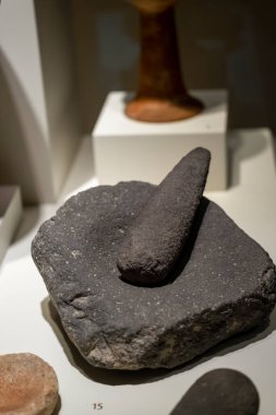 15.11.2022 Ankara, Türkiye. Pestle, M.Ö. 6 ve MÖ 4 yılları arasında kullanıldığı düşünülen taştan yapılmıştır..