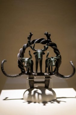 Hitit dönemine ait geyik figürlerinin olduğu merasim güneş diski M.Ö. 2500-2250 yılları arasında yapılmıştır..