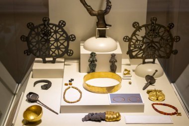 Müzede sergilenen çeşitli aletler Alacahyk L mezarından çıkarıldı; kolye, taç, bilezik, toka vb. İ.Ö. 2500-2250 arası. 15-11-2022 Ankara, Türkiye.