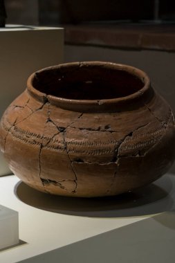  Bronz Çağı 'ndan kalma antik çömlekçilik. Esrar Terrosu, M.Ö. 2500-2250 arası. Alacahoyuk. Seçici odaklı tencere. Tahıllı fotoğraf. 05.11.2022, Ankara, Türkiye