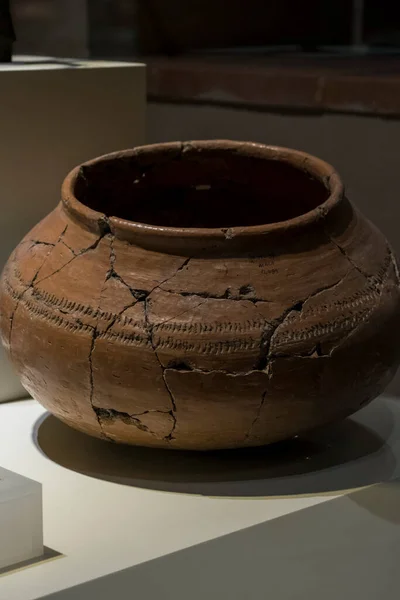 青銅器時代の古代土器 ポット テラコッタ 紀元前2500年 2250年 アラカヒョク 選択的フォーカスポット 粒状の写真 2022 アンカラ — ストック写真