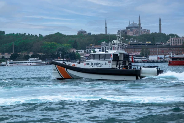 Istanbul Turquía Mayo 2023 Barco Guardia Costera Navega Bósforo Palacio —  Fotos de Stock