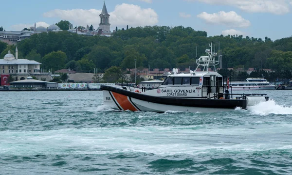 Istanbul Turquía Mayo 2023 Barco Guardia Costera Navega Bósforo Palacio —  Fotos de Stock