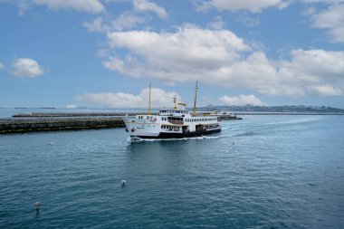 İSTANBUL, TURKEY - 27 Mayıs 2023: İstanbul Boğazı 'nın Büyüleyici Güzelliği. Yaz mevsiminde gezginler ve turistler için şehir sınırlarından feribotlar geliyor. Mavi gökyüzü ve bulutlar.