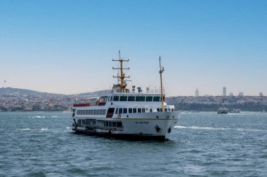 İSTANBUL, TURKEY - 27 Mayıs 2023: İstanbul Boğazı 'nın Büyüleyici Güzelliği. Yaz mevsiminde gezginler ve turistler için şehir sınırlarından feribotlar geliyor. Mavi gökyüzü ve bulutlar.