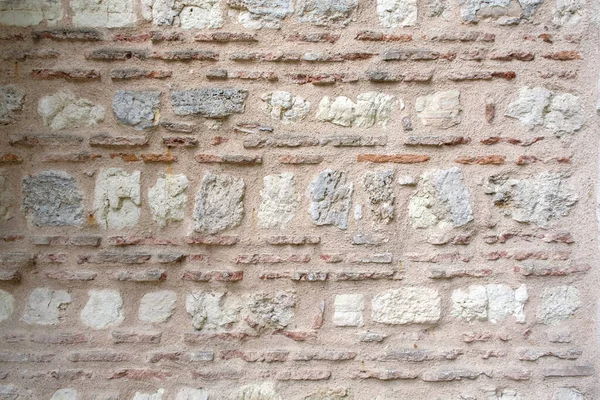 一个典型的拜占庭墙的特写镜头 其中红砖和石头一起使用 风化和磨损的历史墙 — 图库照片