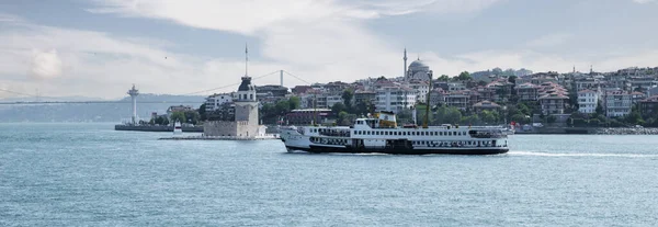 伊斯坦布尔 土耳其 2023年5月27日 伊斯坦布尔博斯普鲁斯海峡迷人的美景 夏季时 城市线路上的博斯普鲁斯景观为游客和游客提供轮渡服务 Maiden塔和Salacak — 图库照片