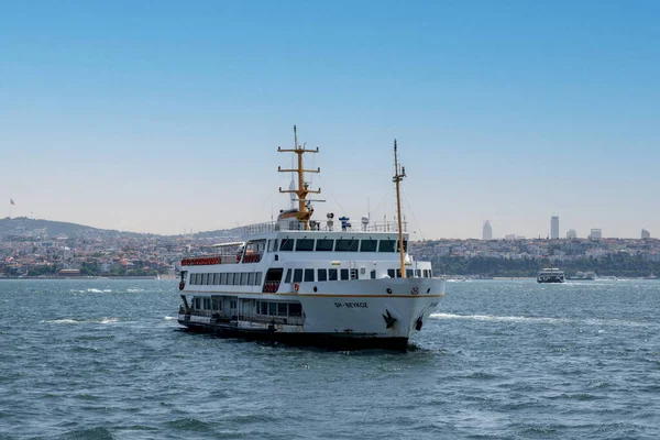 伊斯坦布尔 土耳其 2023年5月27日 伊斯坦布尔博斯普鲁斯海峡迷人的美景 夏季时 城市线路上的博斯普鲁斯景观为游客和游客提供轮渡服务 蓝天白云 — 图库照片