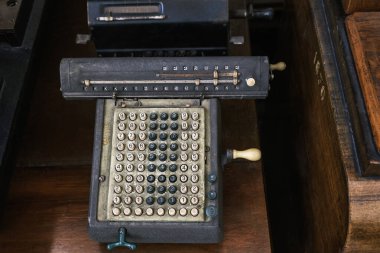 Aritmetik hesaplamalar için eski mekanik elle sayma makinesi. Mekanik hesap makinesi, aritmetiğin temel işlemlerini otomatik olarak gerçekleştirmek için kullanılan mekanik bir cihazdır..