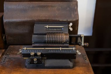 Eski demir hesap makinesi, eski vintage ekleme makinesi veya aritmometre.