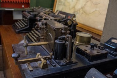İletişim için eski telgraf. Modası geçmiş mors telgraf makinesi. .