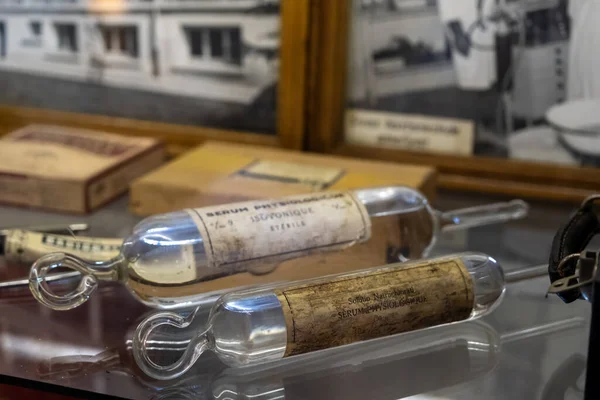 Antika izotonik serum şişesi, 19. yüzyılda kullanılan cam şişedeki serum..