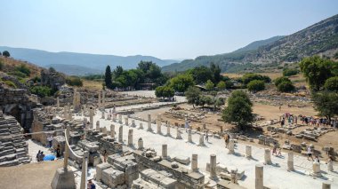 Türkiye 'de seyahat. Celchuk yakınlarındaki Efes şehrinin antik arkeolojik kalıntıları. 09-08-2023 Efes İzmir Türkiye