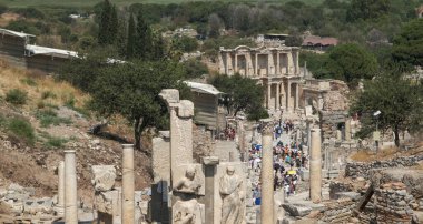 Antik Efes kentini ziyaret eden turistler. Efes 'in antik kenti, Efes' in Eski Harabeleri, UNESCO 'nun Selcuk kentindeki antik Yunan kentinin kalıntıları. 09-08-2023 Efes İzmir Türkiye