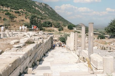 Antik Efes kentini ziyaret eden turistler. Efes 'in antik kenti, Efes' in Eski Harabeleri, UNESCO 'nun Selcuk kentindeki antik Yunan kentinin kalıntıları. 09-08-2023 Efes İzmir Türkiye