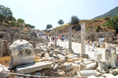 Antik Efes kentini ziyaret eden turistler. Efes 'in antik kenti, Efes' in Eski Harabeleri, UNESCO 'nun Selcuk kentindeki antik Yunan kentinin kalıntıları. 09-08-2023 Efes İzmir Türkiye