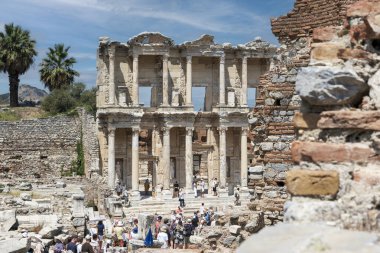Celsius kütüphanesinin ve ephesus antik şehrindeki mermer sütunların fotoğrafı. Kültürel ve tarihi turizm konsepti. 09-08-2023 Efes İzmir Türkiye.