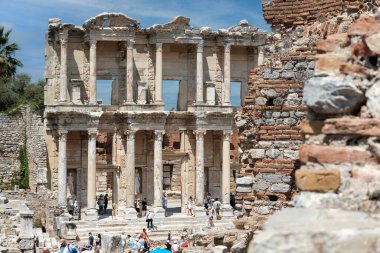 Celsius kütüphanesinin ve ephesus antik şehrindeki mermer sütunların fotoğrafı. Kültürel ve tarihi turizm konsepti. 09-08-2023 Efes İzmir Türkiye.