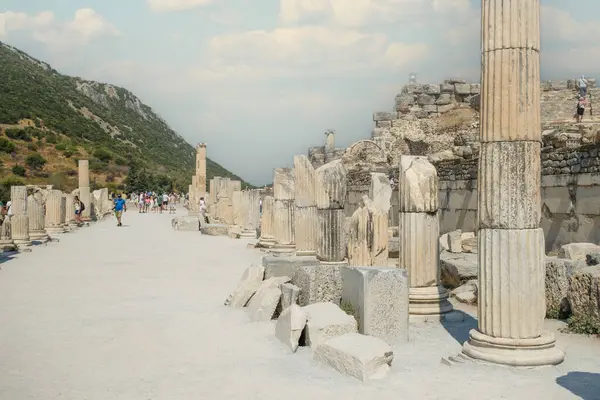 Türkiye 'de seyahat. Celchuk yakınlarındaki Efes şehrinin antik arkeolojik kalıntıları. 09-08-2023 Efes İzmir Türkiye