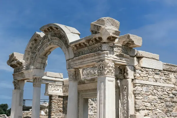 Efes, Anadolu 'nun batı kıyısında bugünkü İzmir' in Selcuk ilçesinin sınırları içinde yer alan antik bir Yunan kentidir..