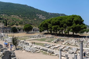 Celcius Kütüphanesi antik Ephesus şehrinin sembollerinden biri. Meşhur ve önemli antik şehir Efes. 09-08-2023 Efes, zmir, Türkiye.