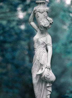 Bahar parkında bir kızın heykeli. Şehir parkında yarı çıplak bir Yunan ya da İtalyan Rönesans kadınının vazosu olan eski bir heykel. Yaz bahçesinde.