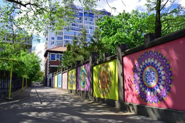 Ukrayna, Odessa, 10.05.2017. Parktaki beton bir duvara grafiti. Taş bir çite çok renkli graffiti çizilmiş. Çizim, sokaktaki desen. Şehrin duvarlarında renkli çizimler var. Yazı