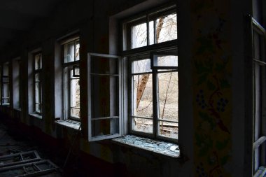 Eski ahşap çerçeveli açık pencere. Eski pencere. Kırık camlar. Eski ev, retro. Kırık pencere çerçevesi. Çatlak eski boya, cam parçaları. Metin için boşluk. Büyük cam parçaları. korku