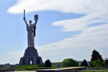 Kyiv, Ukrayna, 30.04.2017. Anavatan anıtı manzarası. Anavatanın büyük heykeli. Bir Avrupa şehrinin başkenti. Ünlü turist mekanı. 2. Dünya Savaşı Müzesi, Büyük Vatanseverlik Savaşı. Yazı