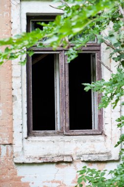 Eski ahşap çerçeveli kırık cam pencere. Eski pencere. Kırık camlar. Eski ev, retro. Kırık pencere çerçevesi. Çatlak eski boya, cam parçaları. Yakın çekim, mesaj için yer. Korku, cadılar bayramı