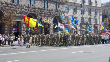Kyiv, Ukrayna, 24.08.2021 Rus-Ukrayna savaşı gazileri, gönüllüler ve askerlerin akrabaları. Meydanda geçit töreni. Marş, üniformalı asker. Meydan 'daki vatanseverler. Yazı