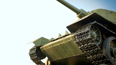 Büyük Vatanseverlik Savaşı 'nın askerlerinin anısına Sovyet T-34 tankının bulunduğu anıt. İkinci Dünya Savaşı 'ndan kalma T34 tankının anıtı. Rusya, Ukrayna, Beyaz Rusya. Eski Sovyet tankı bir kaidede.