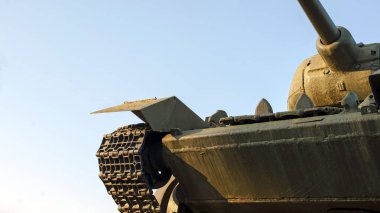 Büyük Vatanseverlik Savaşı 'nın askerlerinin anısına Sovyet T-34 tankının bulunduğu anıt. İkinci Dünya Savaşı 'ndan kalma T34 tankının anıtı. Rusya, Ukrayna, Beyaz Rusya. Eski Sovyet tankı bir kaidede.