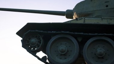 Büyük Vatanseverlik Savaşı 'nın askerlerinin anısına Sovyet T-34 tankının bulunduğu anıt. İkinci Dünya Savaşı 'ndan kalma T34 tankının anıtı. Rusya, Ukrayna, Beyaz Rusya. Eski Sovyet tankı bir kaidede.