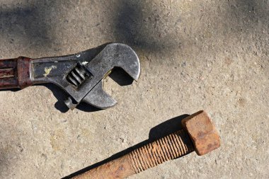 Paslı fındık. cıvata ve ceviz. Ayarlanabilir anahtar, anahtar, aletler. Paslanmış mekanik bileşenler. Parçalamak, sökülmesi zor, çıkarılamaz. Aşınma, oksitlenme. Endüstri seçici odak.