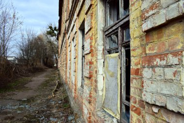 Eski terk edilmiş binalar, harabeler. Boş topraklar, terk edilmiş evler. Savaş konsepti, Çernobil faciası, kıyamet. tuğla binalar Hüzünlü manzara, yoğun atmosfer. Kıtlık ve yıkım Evi