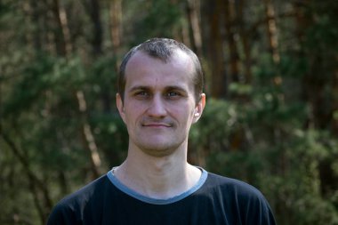 Genç Avrupalı. Erkek portresi. Doğanın arka planına karşı olan adam. fotoğraf, gülümseme, düşünceli, şaşırmış, kızgın, duygular, duygular. Açık tenli, sakallı. 30-40 yaşlarında bir adam. yakın plan