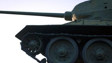 Büyük Vatanseverlik Savaşı 'nın askerlerinin anısına Sovyet T-34 tankının bulunduğu anıt. İkinci Dünya Savaşı 'ndan kalma T34 tankının anıtı. Rusya, Ukrayna, Beyaz Rusya. Yan görünüm, yakın plan