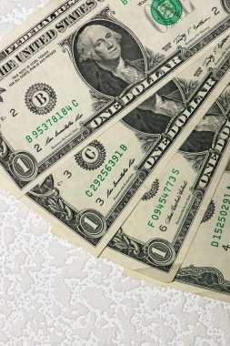 Dolar. Beyaz arka planda para. Kağıt para, para, nakit. Yakın plan. Finans, ödemeler, ticaret, finansal işlemler, mevsimlik indirimler, kriz. Bir dolarlık banknot..