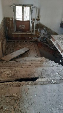 Eski terk edilmiş binalar, harabeler. Boş topraklar, terk edilmiş evler. Savaş konsepti, Çernobil faciası, kıyamet. tuğla binalar Hüzünlü manzara, yoğun atmosfer. Yerleşim yerleri harap olur,