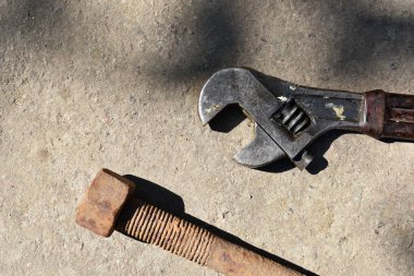 Paslı fındık. cıvata ve ceviz. Ayarlanabilir anahtar, anahtar, aletler. Paslanmış mekanik bileşenler. Parçalamak, sökülmesi zor, çıkarılamaz. Aşınma, oksitlenme. Endüstri seçici odak.