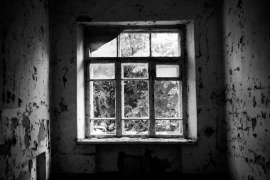 Eski terk edilmiş binalar, harabeler. Boş topraklar, terk edilmiş evler. Savaş konsepti, Çernobil faciası, kıyamet. tuğla binalar Hüzünlü manzara, yoğun atmosfer. Yerleşim yerleri harap olur,