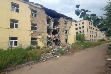 Ukrayna 'daki savaş sırasında şehirdeki evleri yakıp yıktılar. Dağılmış bir ev, Rus-Ukrayna savaşı. Bir roket bir okula isabet etti, eğitim kurumu yok edildi.